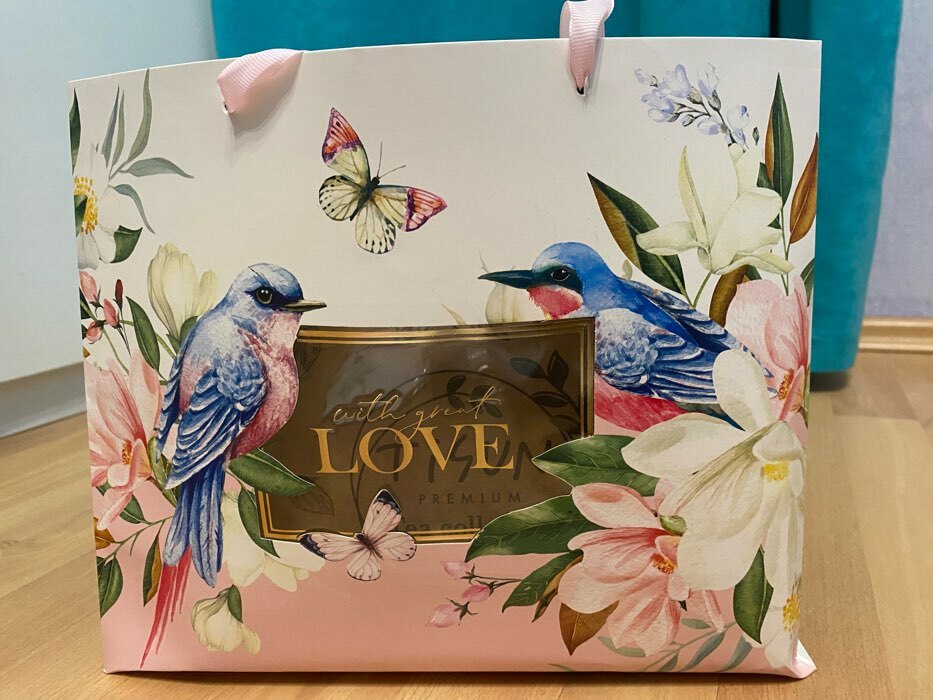 Фотография покупателя товара Пакет подарочный ламинированный с пластиковым окном, упаковка, «Love», 32,5 х 26,5 х 13,5 см - Фото 4