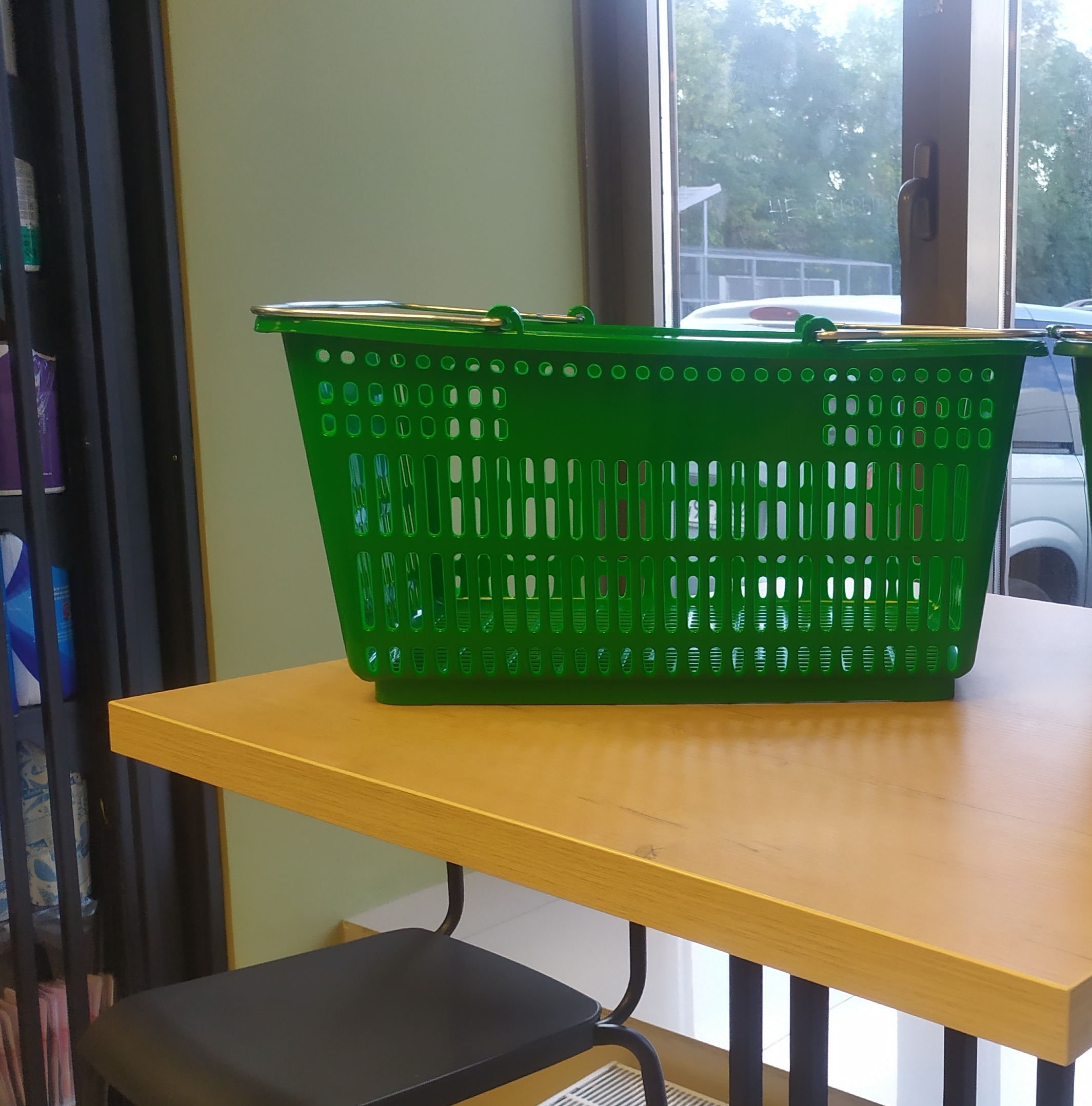 Фотография покупателя товара Корзина покупательская пластиковая, 30 л, 2 металлические ручки, цвет зелёный - Фото 1