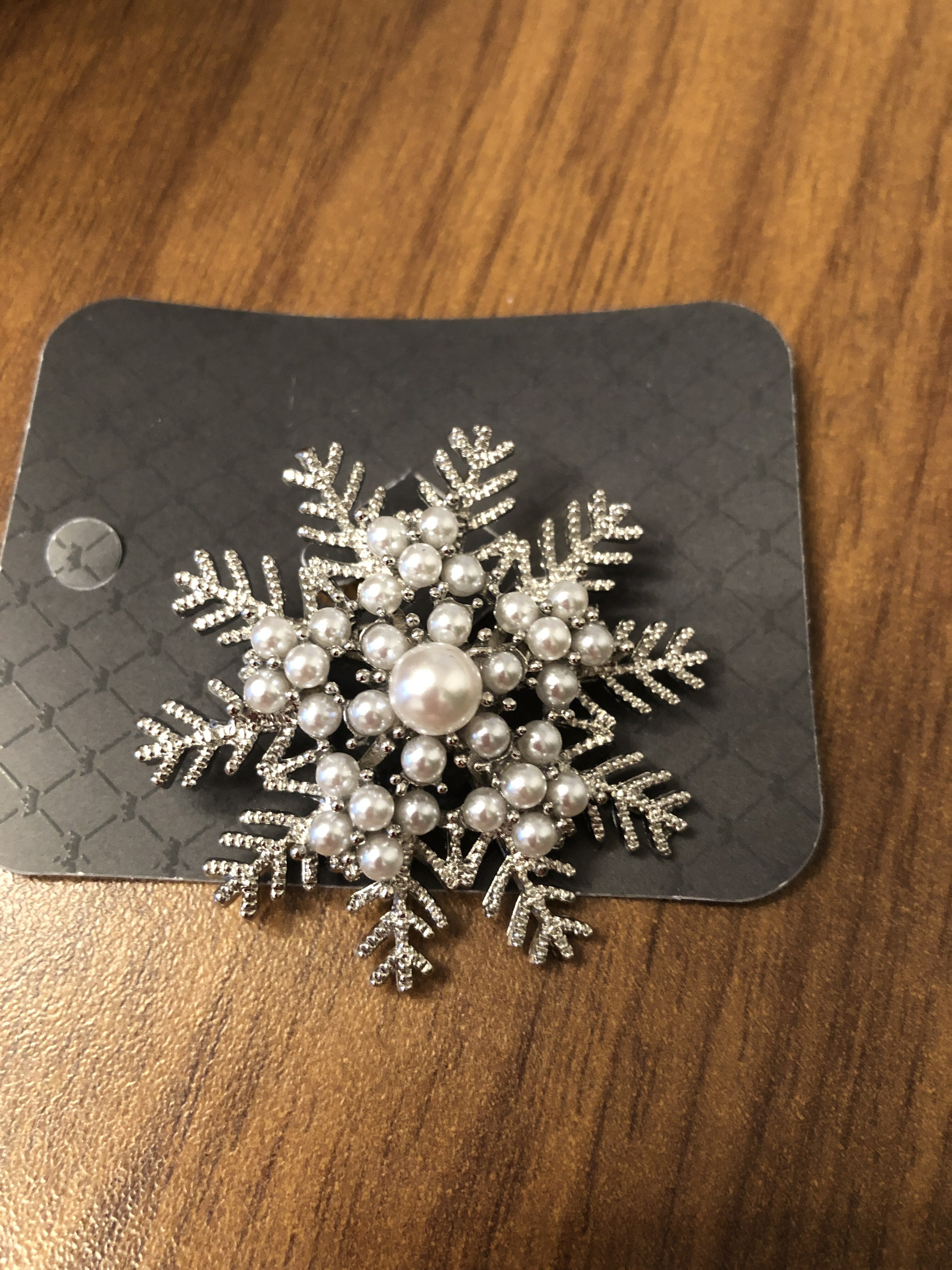 Фотография покупателя товара Брошь "Снежинка" роскошная, цвет белый в серебре - Фото 1