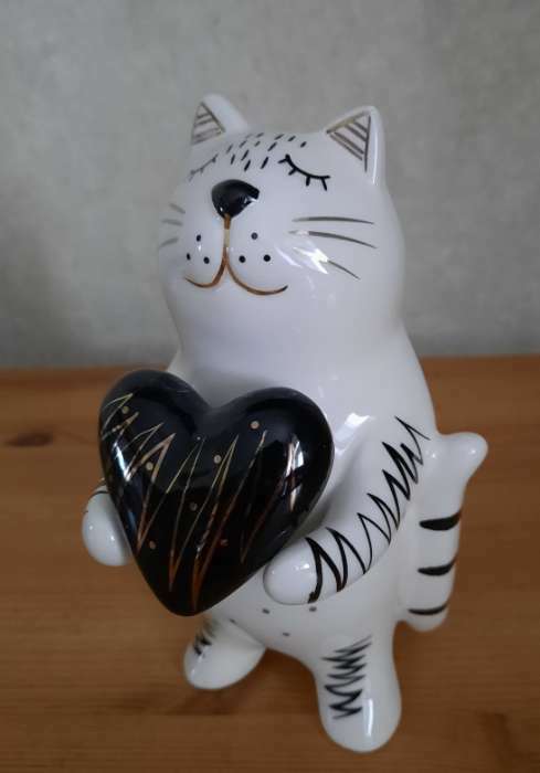 Фотография покупателя товара Сувенир керамика "Котик с сердечком" бело-чёрный с золотом 15х8,2х7,8 см   6436041 - Фото 2