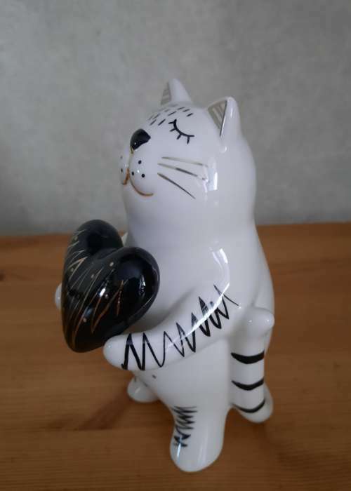 Фотография покупателя товара Сувенир керамика "Котик с сердечком" бело-чёрный с золотом 15х8,2х7,8 см   6436041 - Фото 1