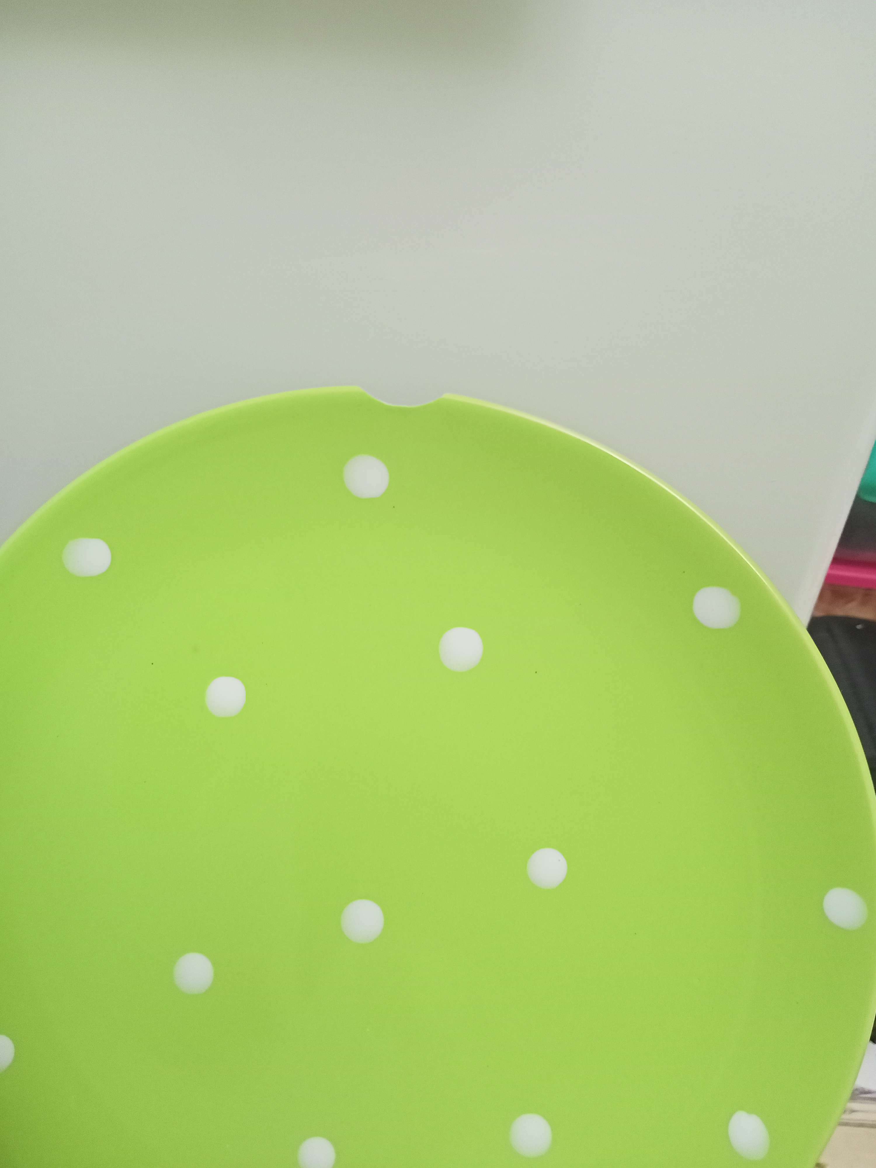 Фотография покупателя товара Набор тарелок керамических Доляна «Зелёный горох», 18 предметов: 6 тарелок d=19 см, 6 тарелок d=27 см, 6 мисок d=19 см, цвет зелёный