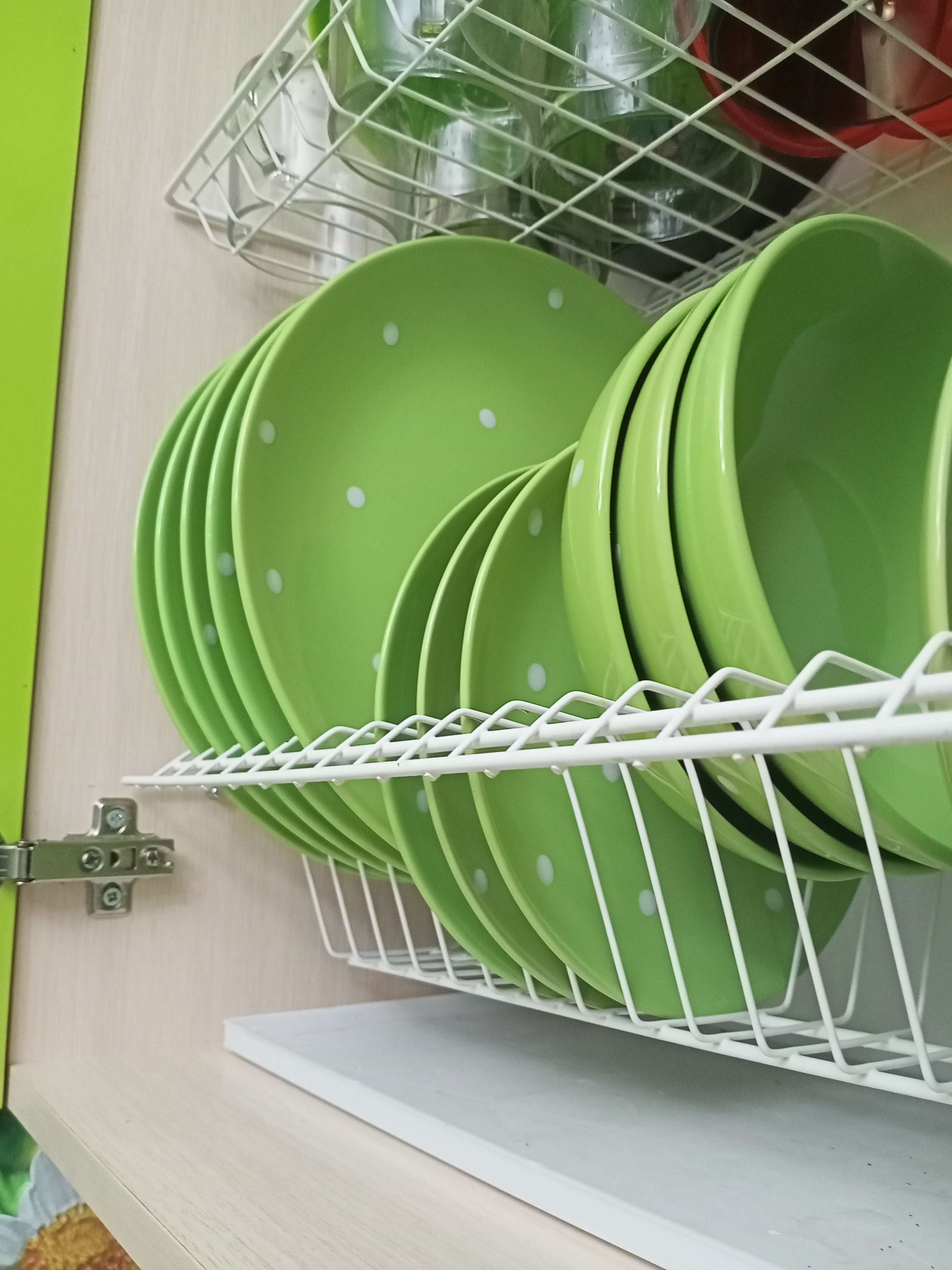 Фотография покупателя товара Набор тарелок керамических Доляна «Зелёный горох», 18 предметов: 6 тарелок d=19 см, 6 тарелок d=27 см, 6 мисок d=19 см, цвет зелёный - Фото 1