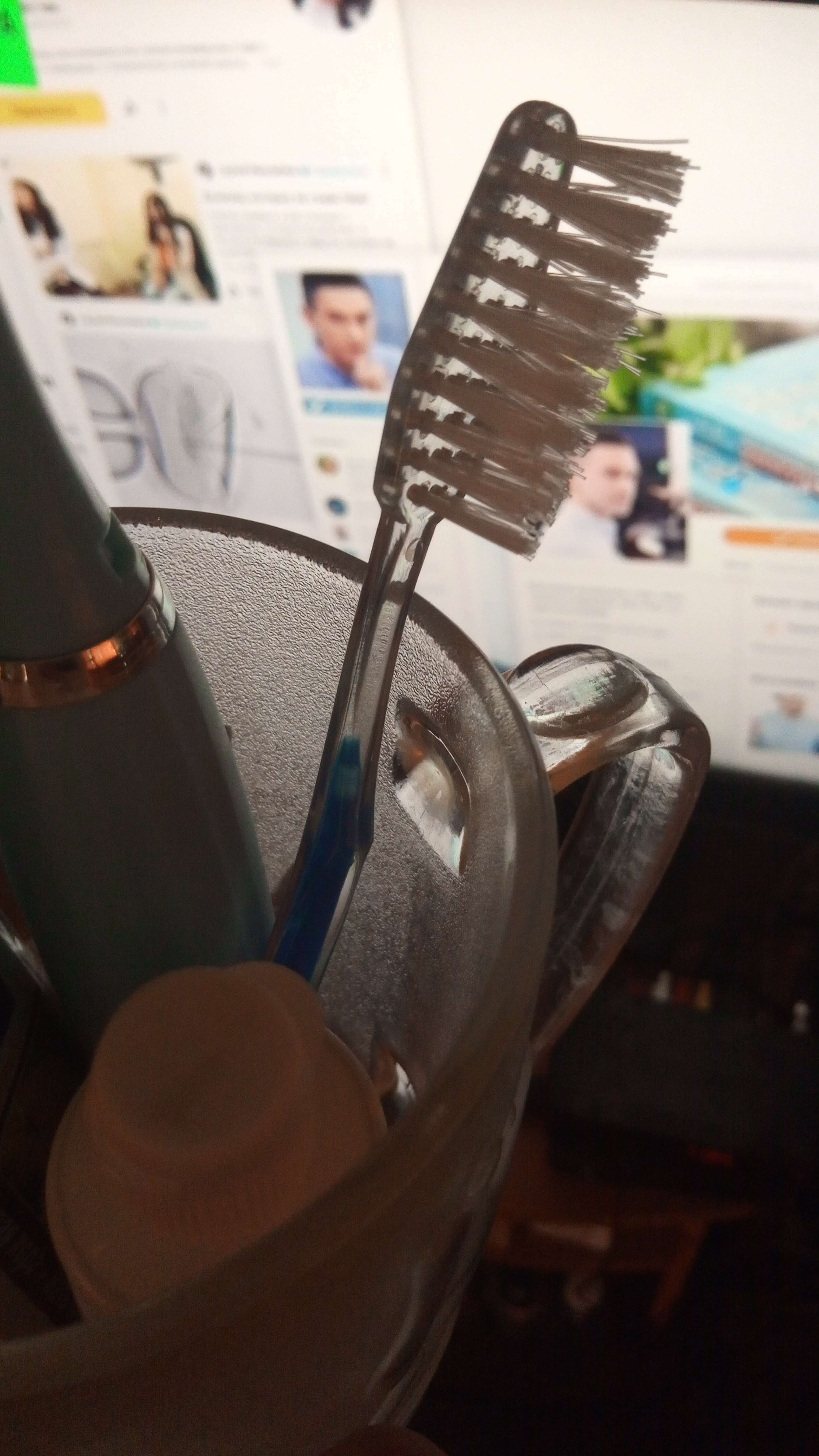 Фотография покупателя товара Зубная щётка, 17,5 см, цвет прозрачный/синий