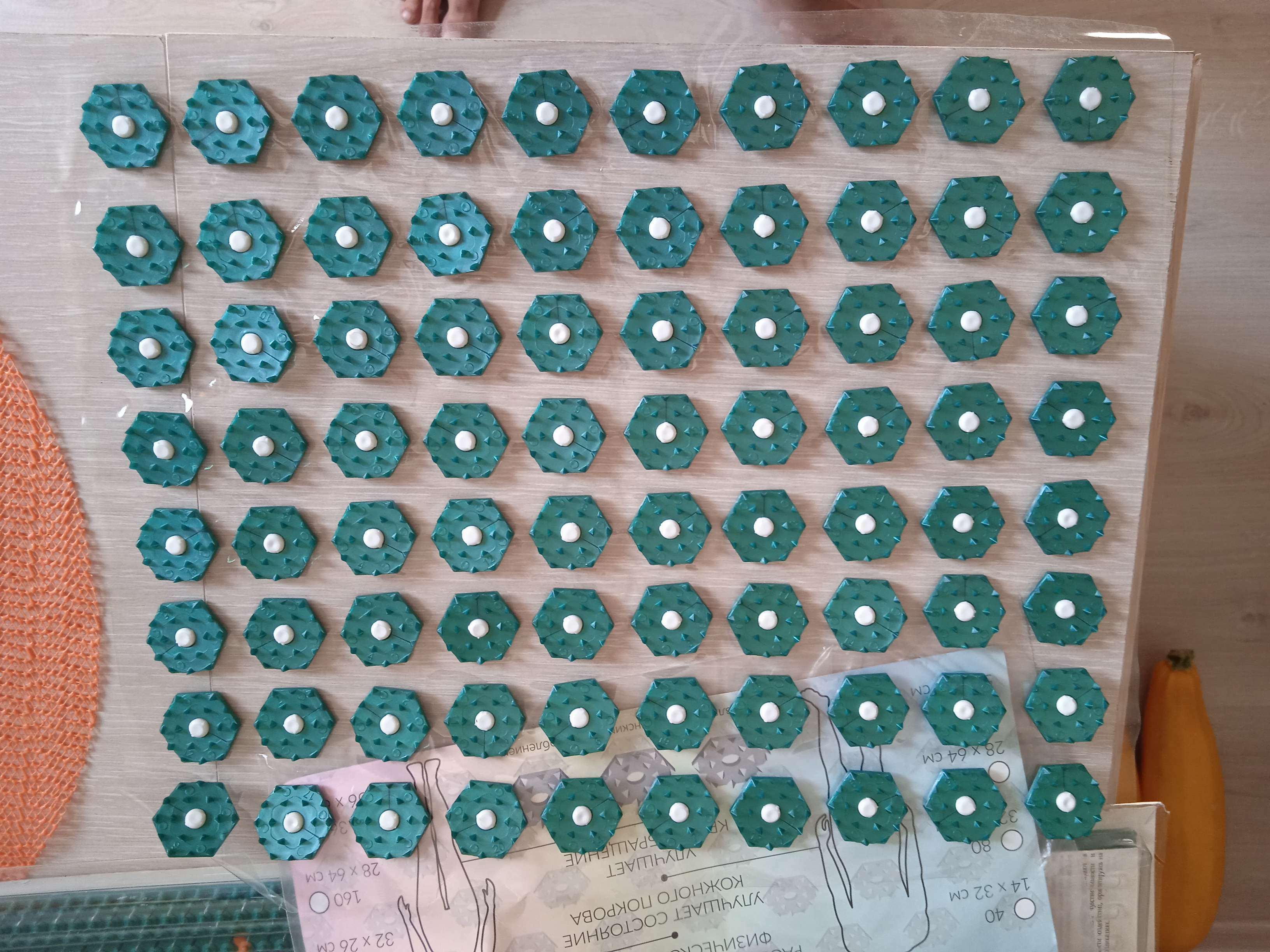 Фотография покупателя товара Ипликатор-коврик, основа ПВХ, 80 модулей, 32 × 26 см, цвет прозрачный/зелёный - Фото 1