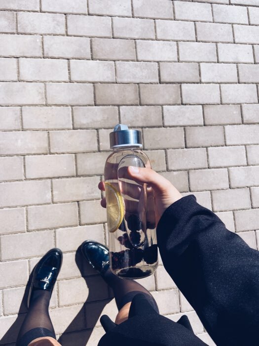 Фотография покупателя товара Бутылка для воды стеклянная «Лидо», 300 мл, h=17 см, цвет ремешка МИКС - Фото 1