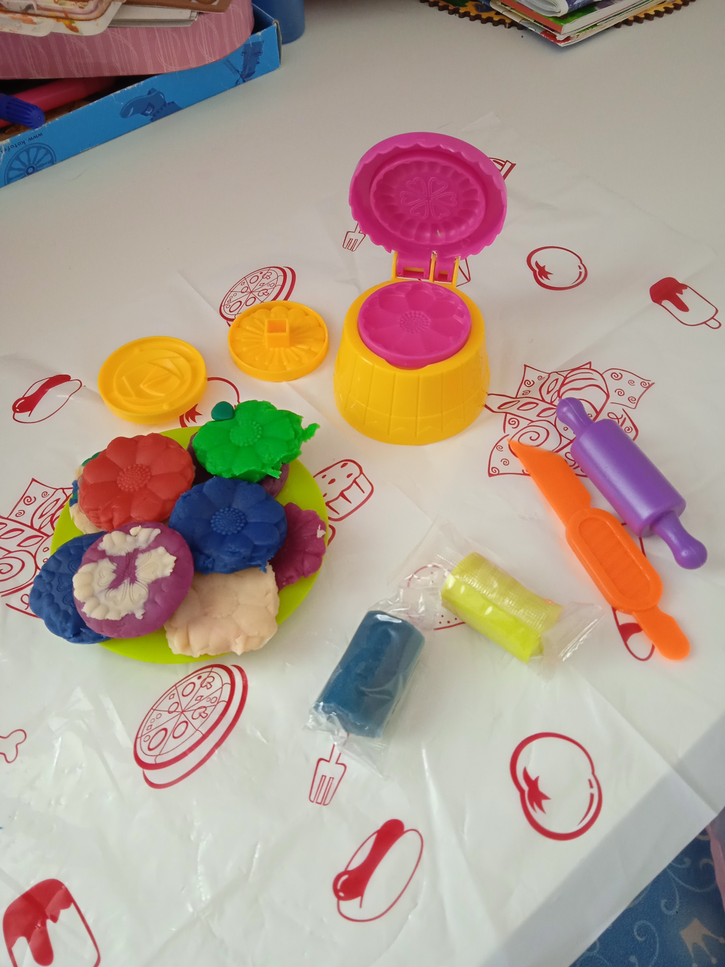 Фотография покупателя товара Игровой набор для лепки «Весёлое мороженое», 5 брусков пластилина, аксессуары - Фото 18