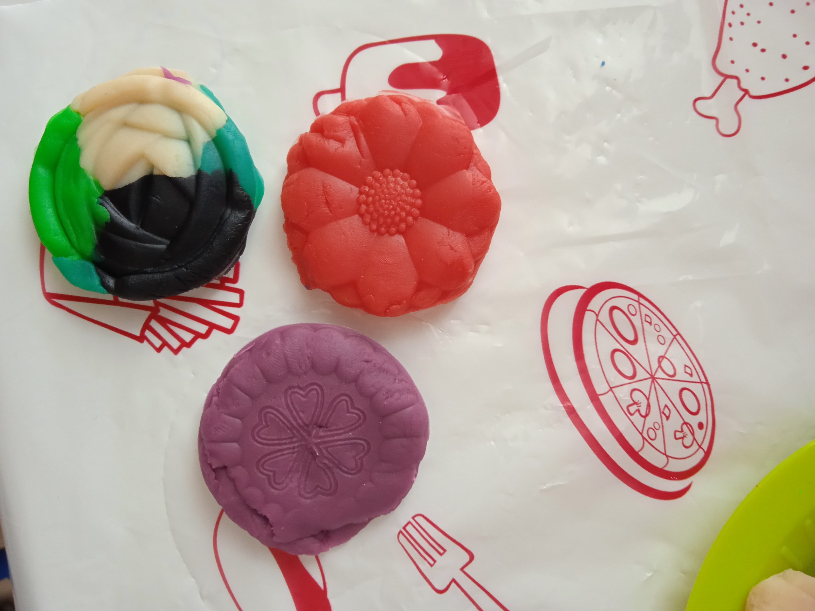 Фотография покупателя товара Набор для игры с пластилином «Суперпончики», 5 баночек с пластилином - Фото 17