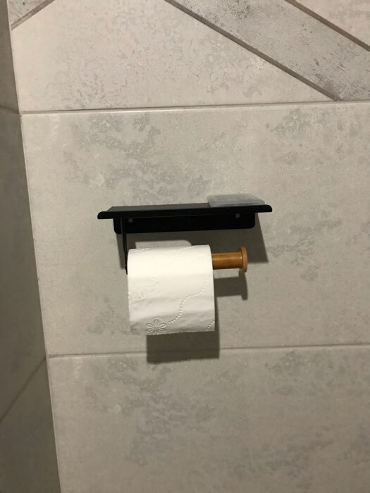 Фотография покупателя товара Держатель для туалетной бумаги с полочкой BAMBOO, 18×9,7×7,5 см, цвет чёрный - Фото 2