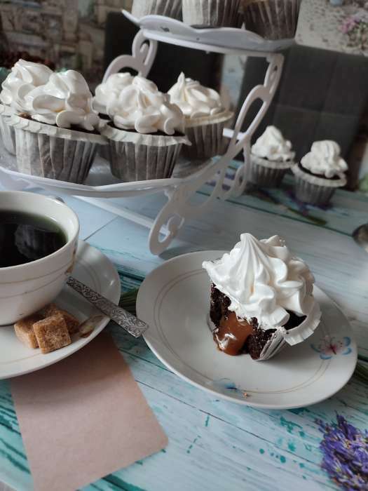 Фотография покупателя товара Блюдо для торта и пирожных 2-х ярусное Доляна «Вивьен», d=22 см, 36×22×19,5 см, цвет белый - Фото 1