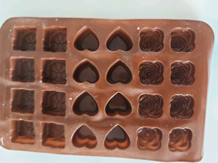 Фотография покупателя товара Форма для шоколада Доляна «Подарок, сердце, роза», силикон, 23,2×13,8×1,1 см, 24 ячейки (2,6×2,6×2 см), цвет МИКС - Фото 5