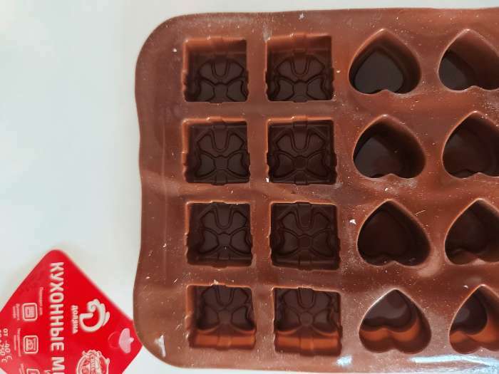 Фотография покупателя товара Форма для шоколада Доляна «Подарок, сердце, роза», силикон, 23,2×13,8×1,1 см, 24 ячейки (2,6×2,6×2 см), цвет МИКС