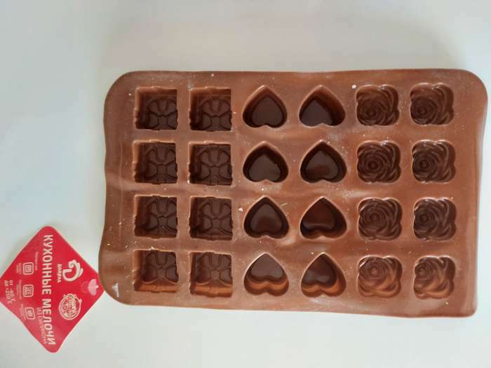Фотография покупателя товара Форма для шоколада Доляна «Подарок, сердце, роза», силикон, 23,2×13,8×1,1 см, 24 ячейки (2,6×2,6×2 см), цвет МИКС - Фото 3