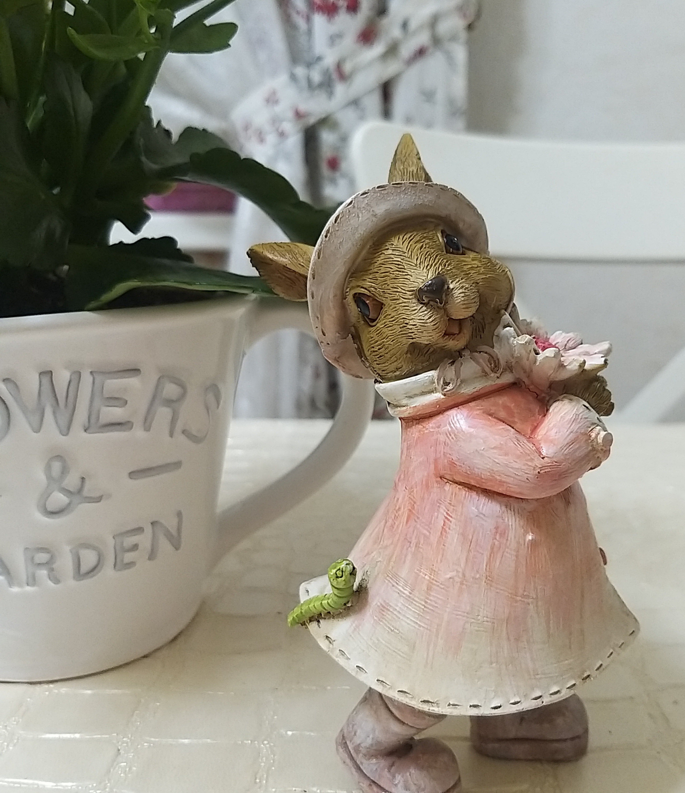 Фотография покупателя товара Фигурка полистоун «Зайка в шляпке и дождевике с цветком и гусеницей», 14.5×6.5×8 см - Фото 2