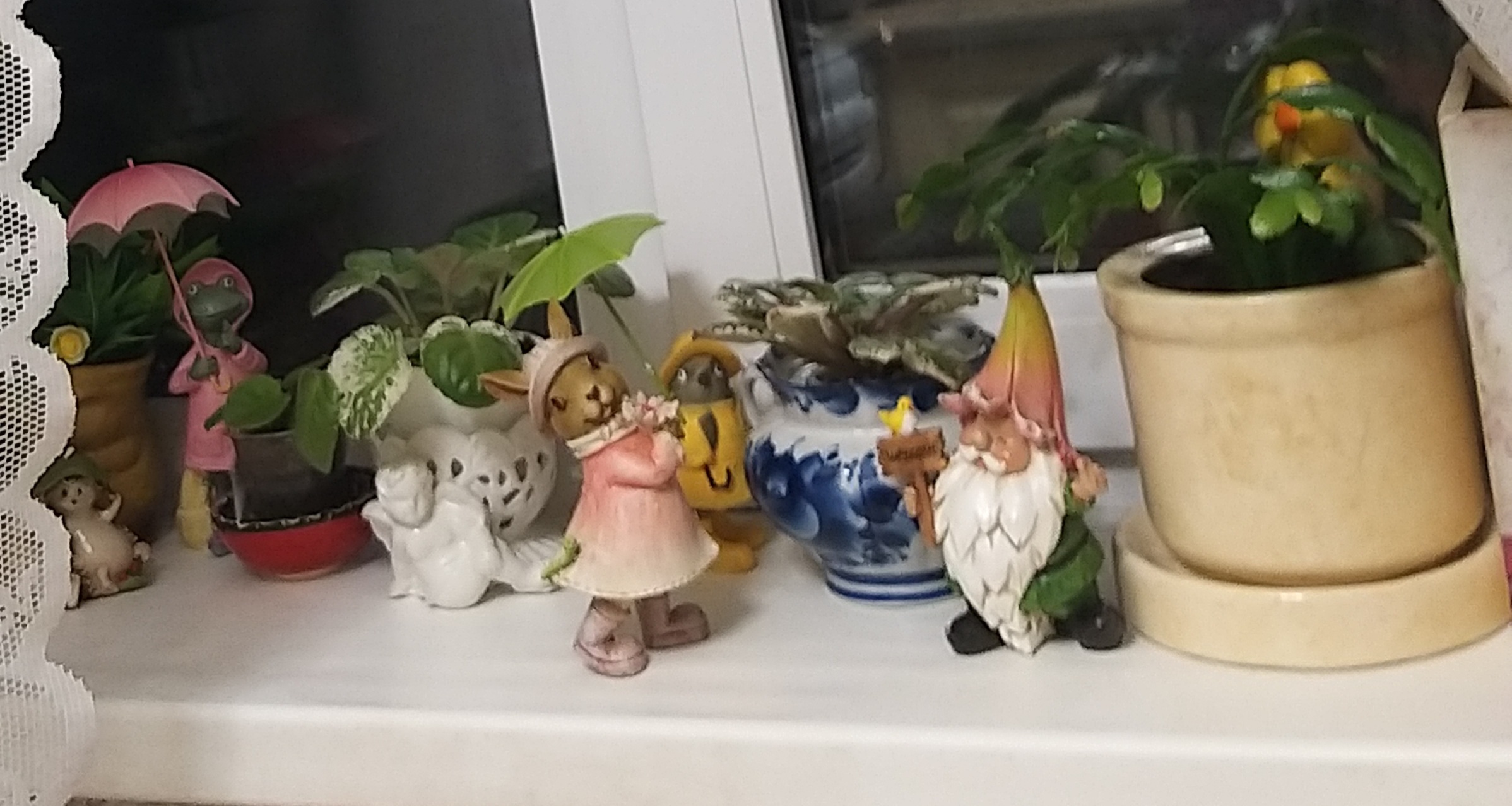 Фотография покупателя товара Фигурка полистоун «Зайка в шляпке и дождевике с цветком и гусеницей», 14.5×6.5×8 см - Фото 3