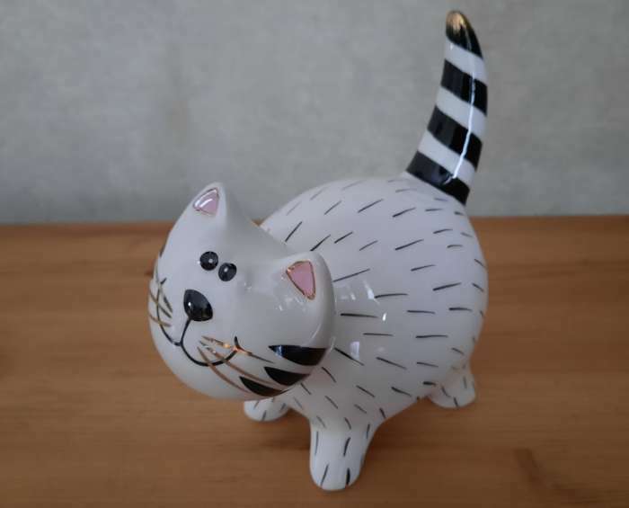 Фотография покупателя товара Сувенир керамика "Улыбчивый котик" бело-чёрный с золотом 14,5х8х13,2 см - Фото 1