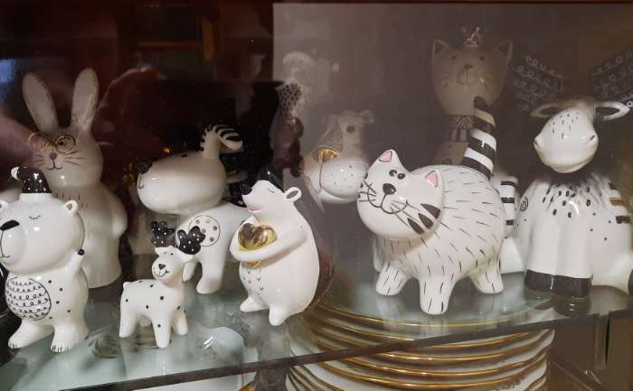 Фотография покупателя товара Сувенир керамика "Улыбчивый котик" бело-чёрный с золотом 14,5х8х13,2 см - Фото 2