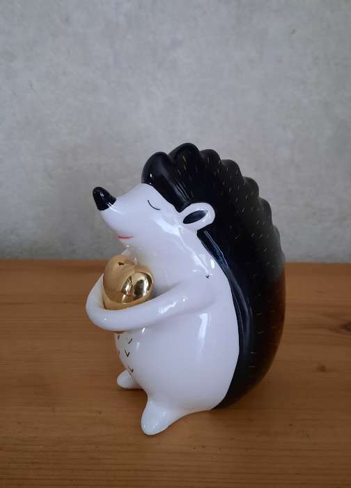 Фотография покупателя товара Сувенир керамика "Ёжик с сердечком" бело-чёрный с золотом 10,6х6х9,5 см