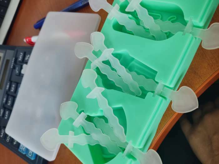 Фотография покупателя товара Форма для мороженого «Сладость», силикон, 18,5×9,5×2 см, 3 ячейки, с крышкой и палочками, цвет МИКС