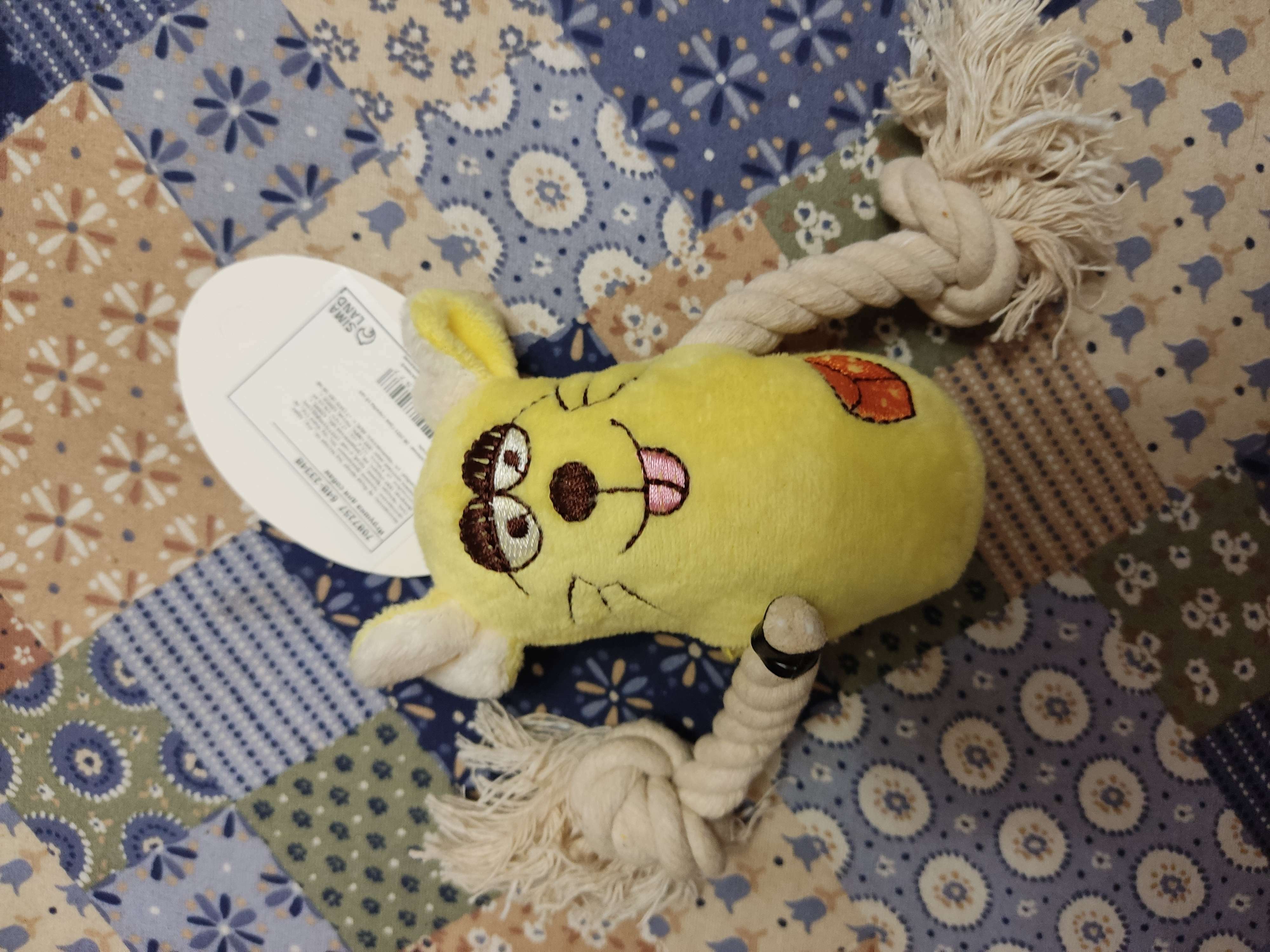Фотография покупателя товара Игрушка мягкая для собак "Веселая мышка" с канатом и пищалкой, 20 х 13 см, жёлтая