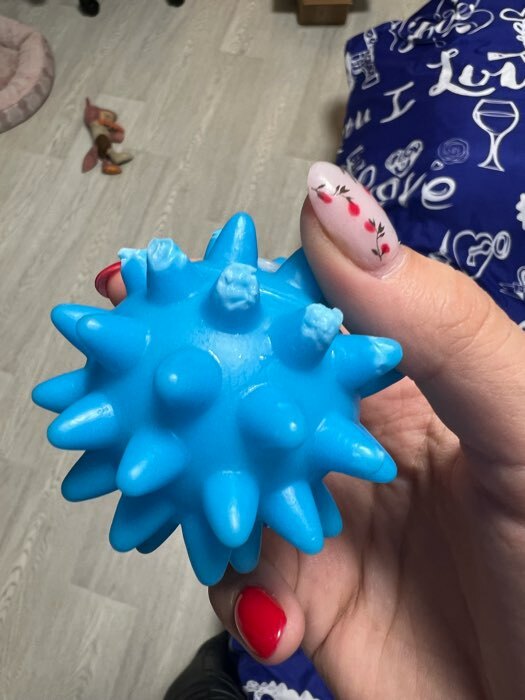 Фотография покупателя товара Игрушка пищащая "Мяч с шипами" для собак, 6,5 см, голубая - Фото 4