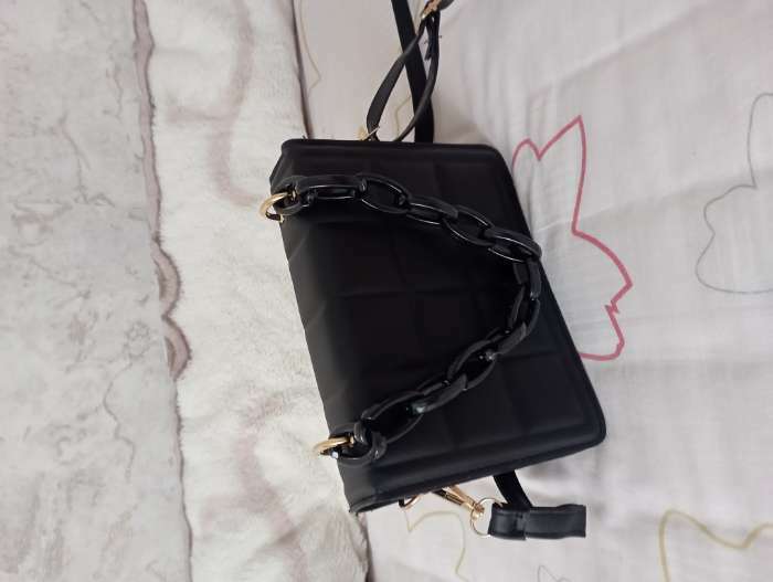 Фотография покупателя товара Сумка женская мессенджер из искусственной кожи с цепью, 14×20 см, цвет чёрный - Фото 4