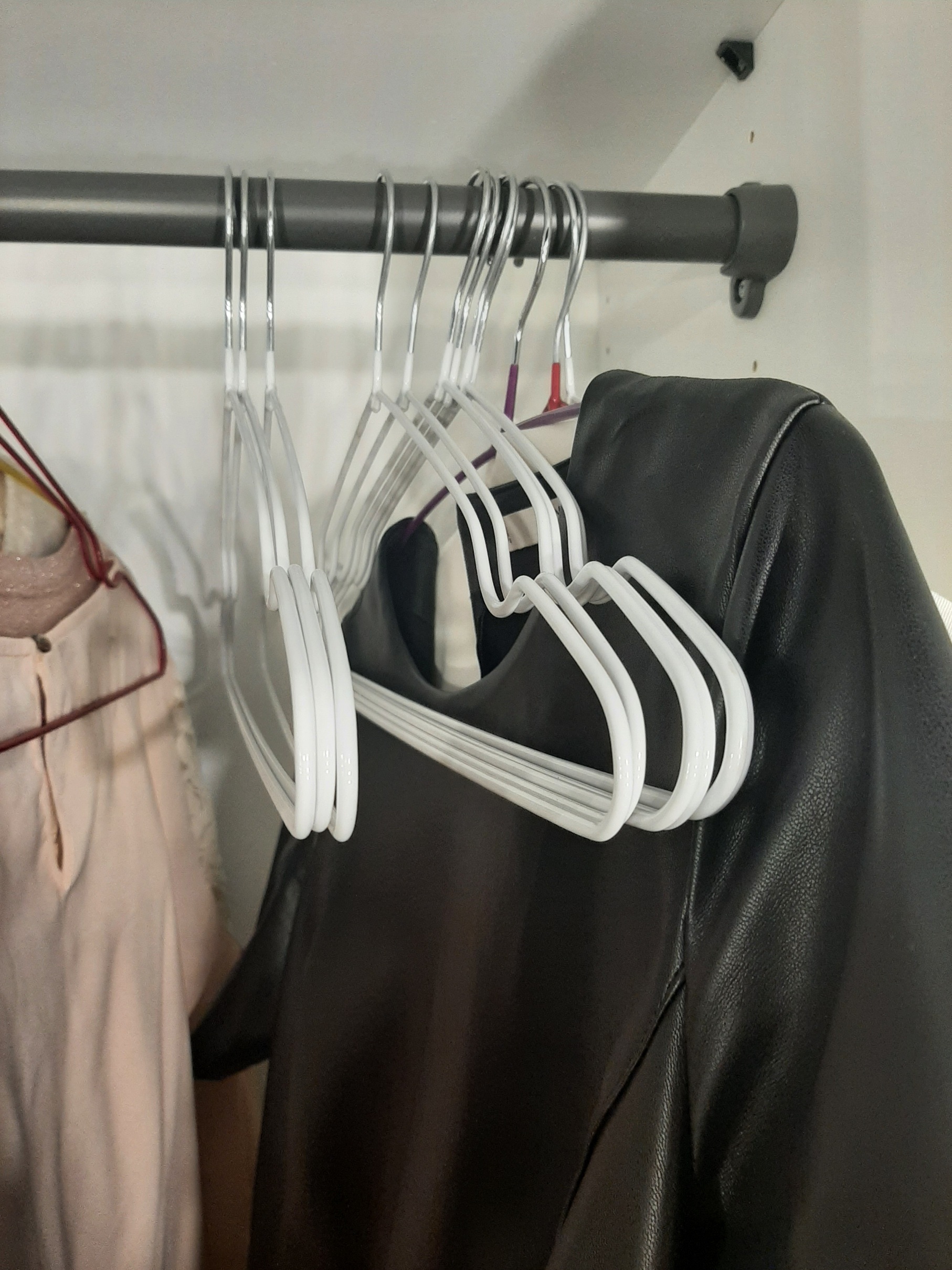 Фотография покупателя товара Плечики-вешалки для одежды Доляна, размер 40-44, антискользящее покрытие, цвет розовый - Фото 1