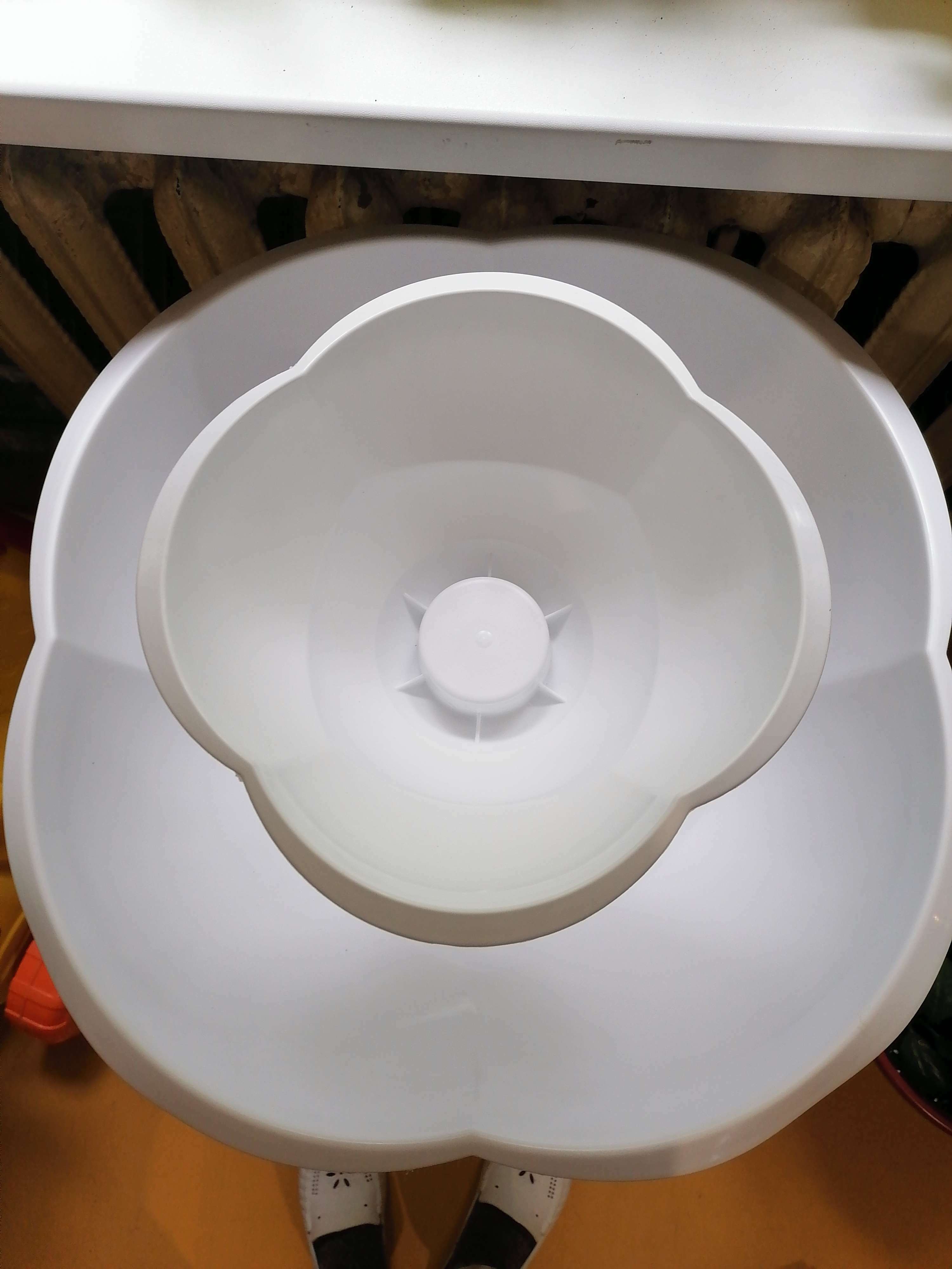 Фотография покупателя товара Клумба пластиковая, 2 яруса, d = 25–55 см, h = 87 см, на высокой ножке, белая - Фото 3