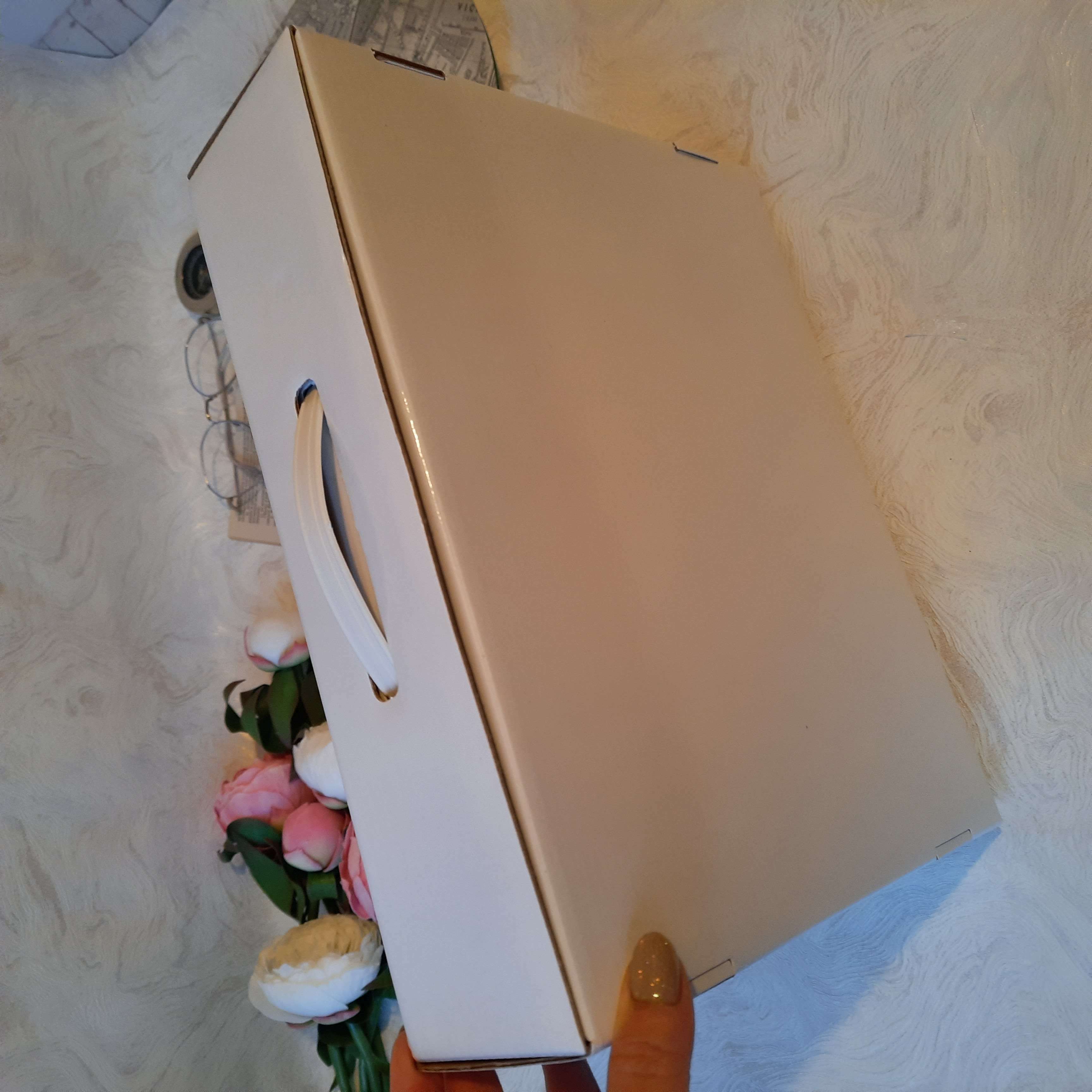 Фотография покупателя товара Коробка самосборная, белая, ламинированная, 25 х 32 х 8,5 см - Фото 2