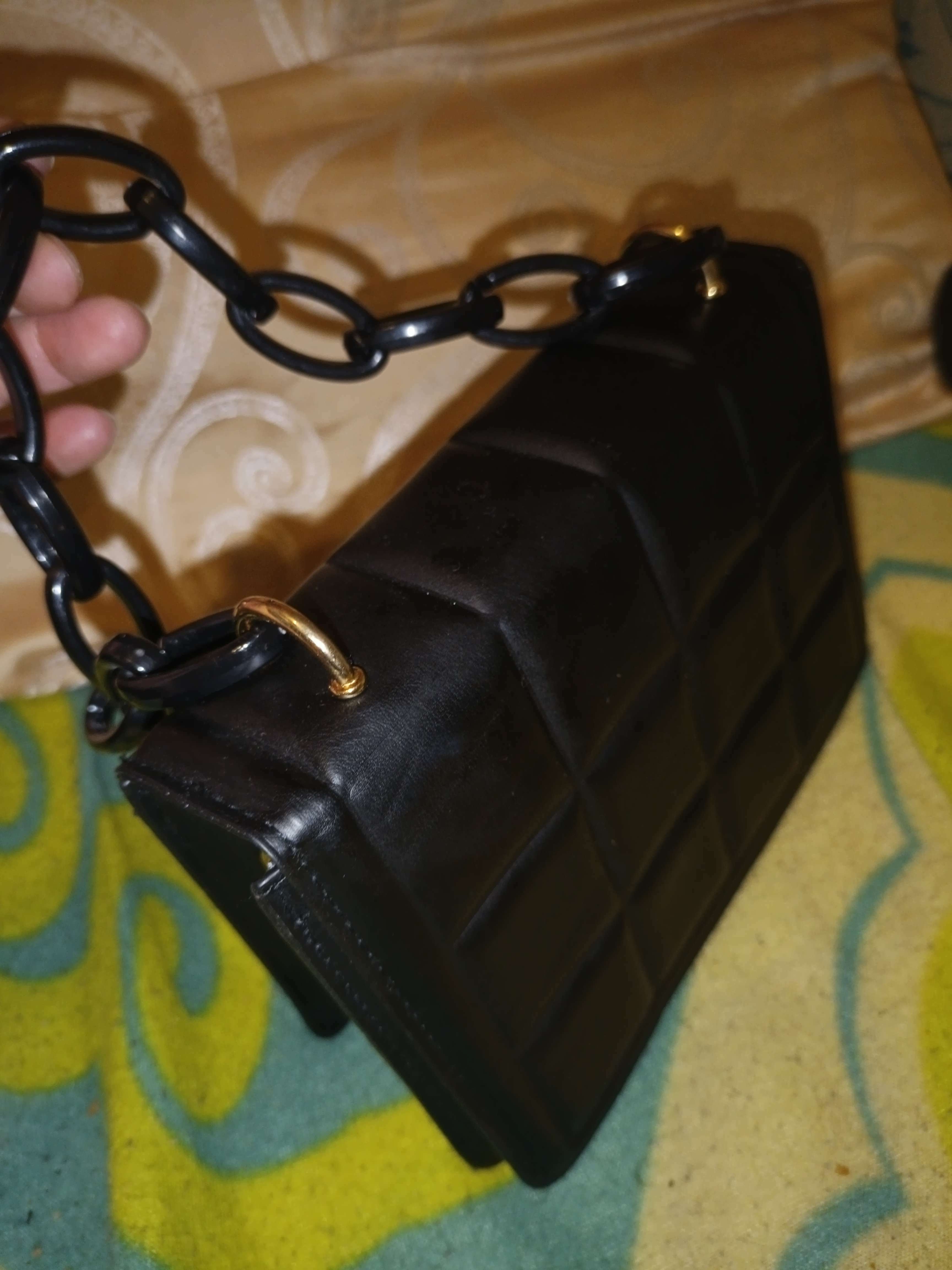 Фотография покупателя товара Сумка женская мессенджер из искусственной кожи с цепью, 14×20 см, цвет чёрный - Фото 3