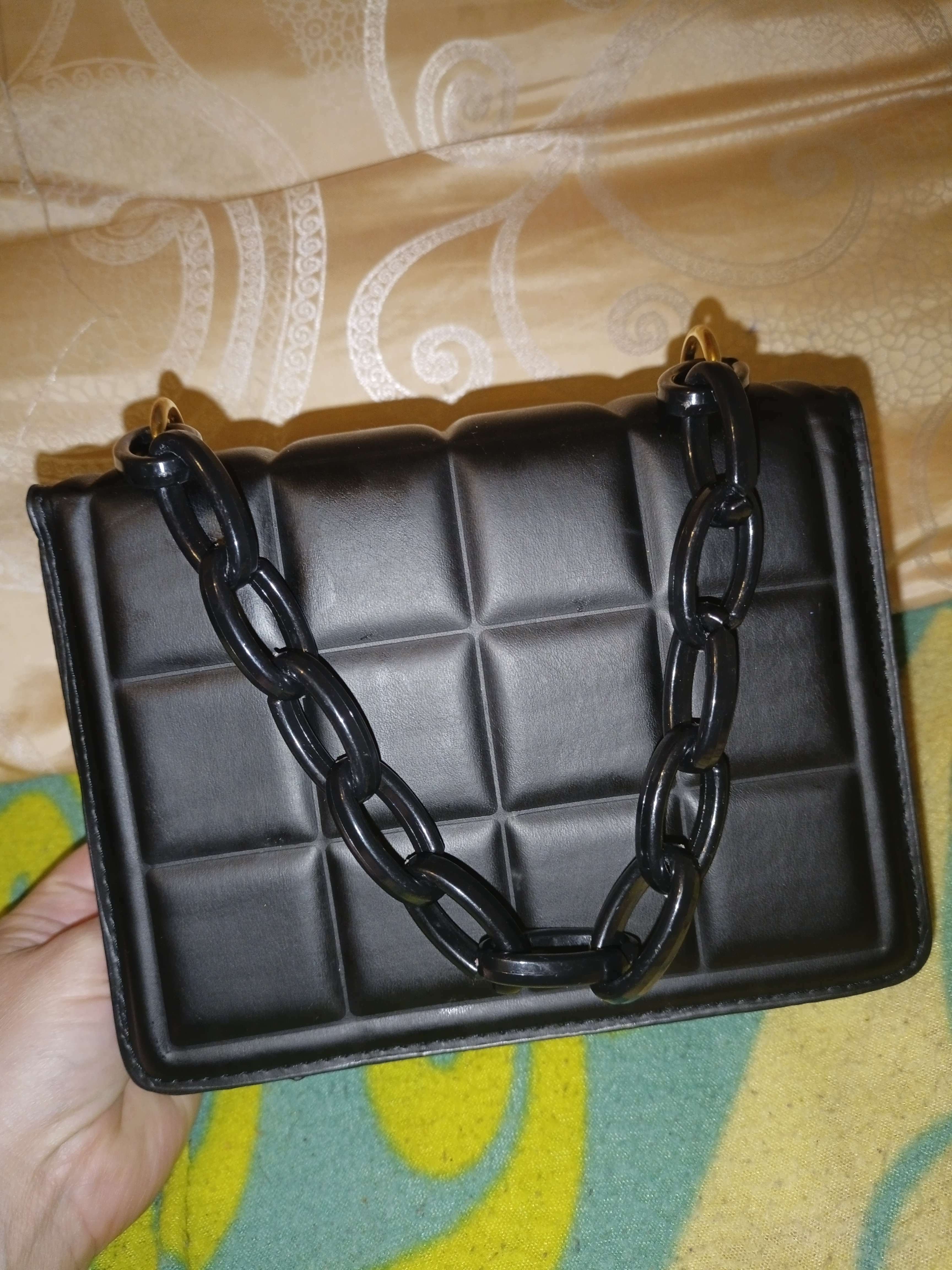 Фотография покупателя товара Сумка женская мессенджер из искусственной кожи с цепью, 14×20 см, цвет чёрный - Фото 2