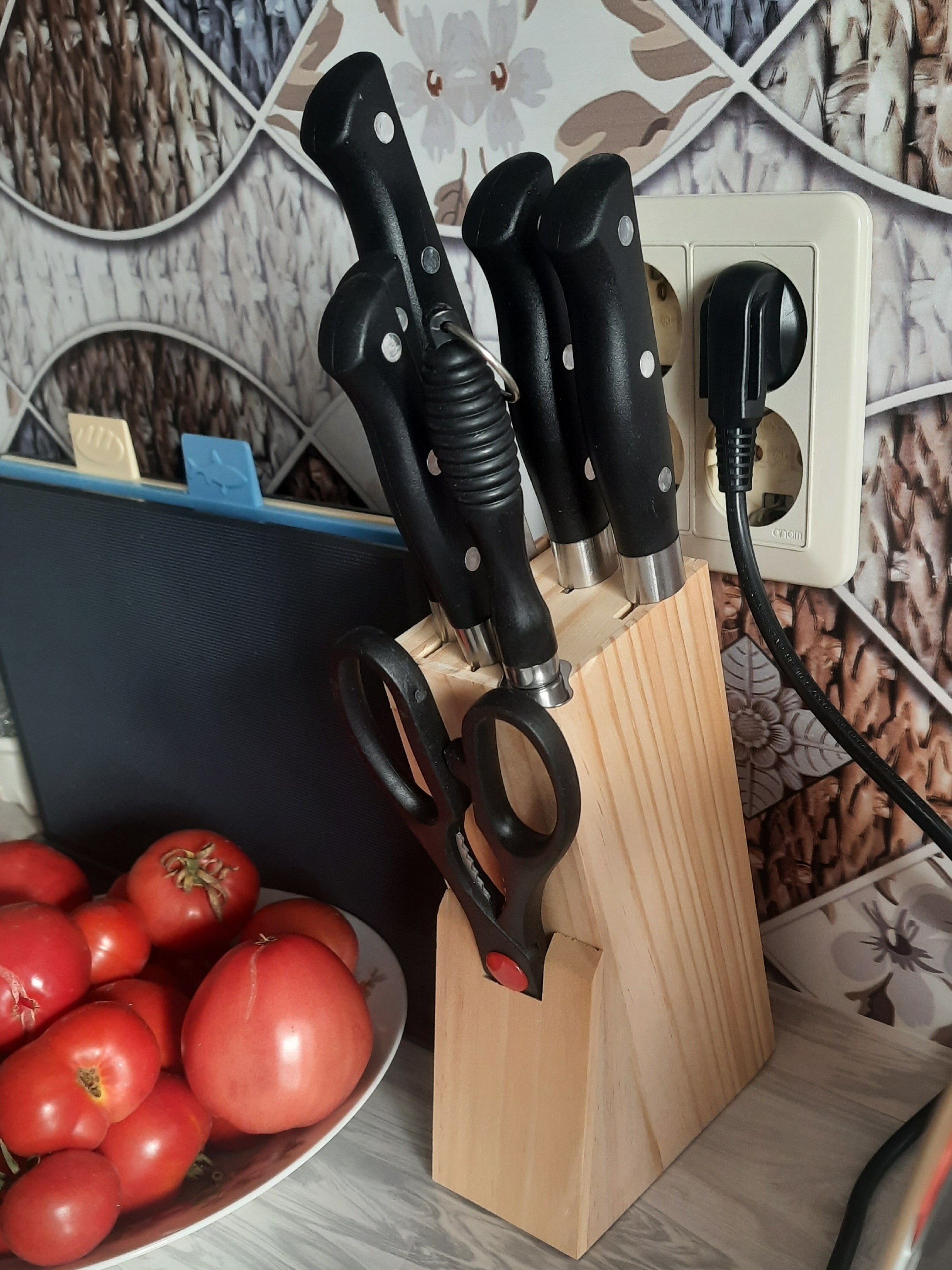 Фотография покупателя товара Набор ножей кухонных на подставке Доляна «Кронос», 7 предметов: 5 ножей, мусат и ножницы, цвет чёрный