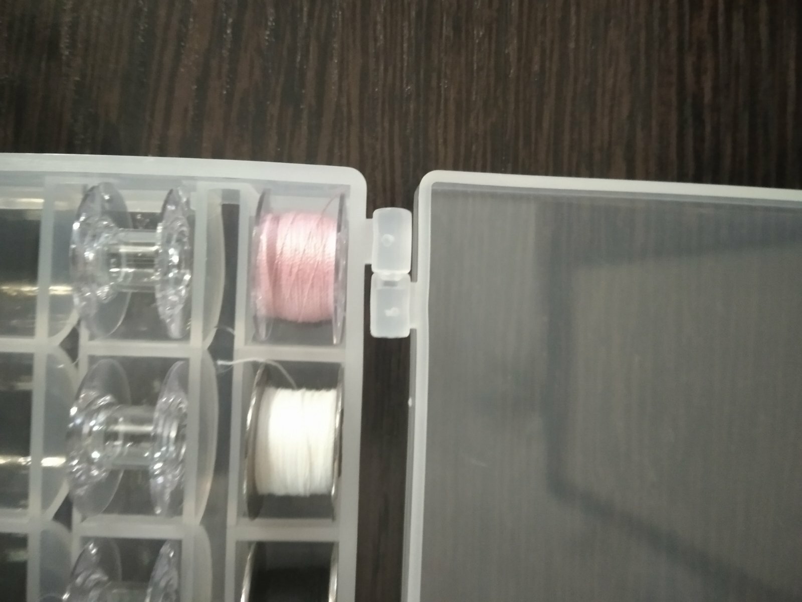 Фотография покупателя товара Органайзер для ниток, на 25 шпулек, 12 × 10 × 3 см, цвет прозрачный