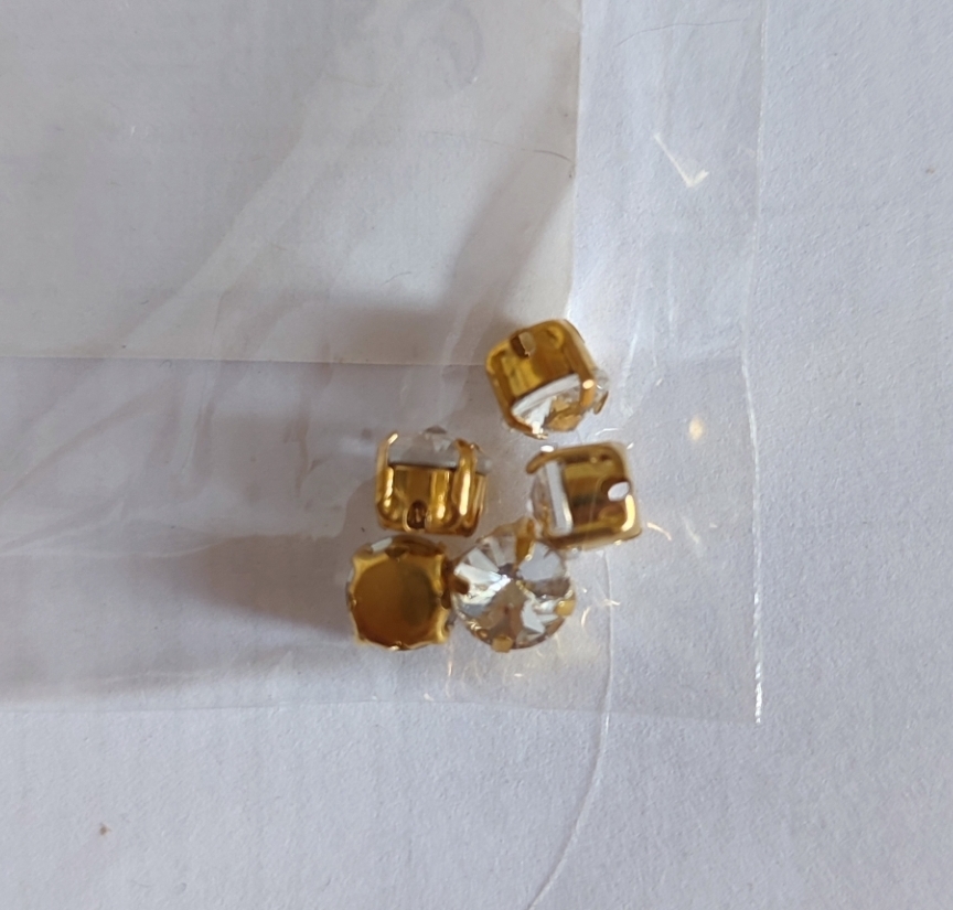 Фотография покупателя товара Стразы в цапах (набор 5 шт.), 6×6 мм, цвет белый в золоте