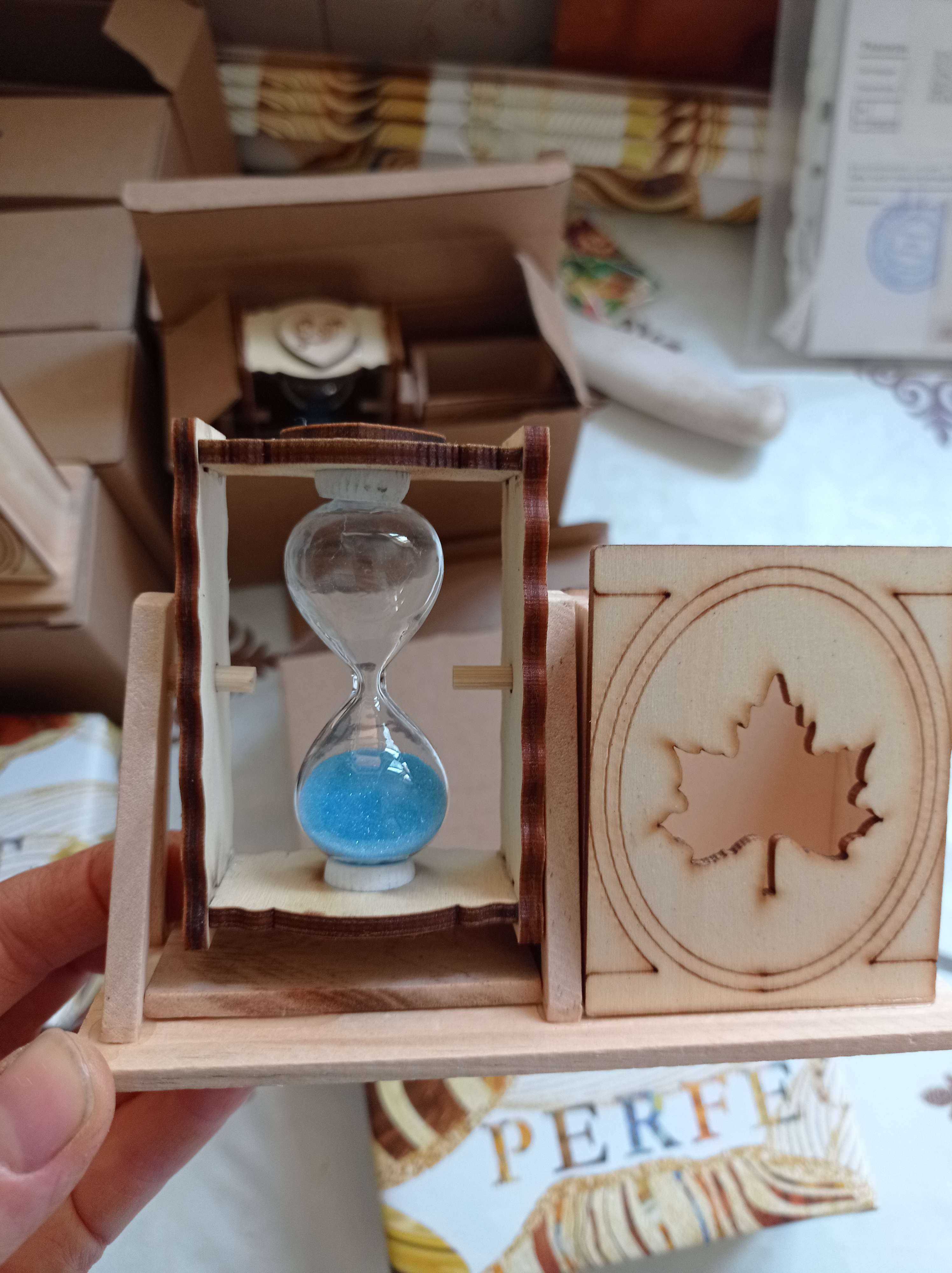 Фотография покупателя товара Песочные часы "Кленовый лист", сувенирные, с карандашницей, 10 х 13.5 см, микс - Фото 4