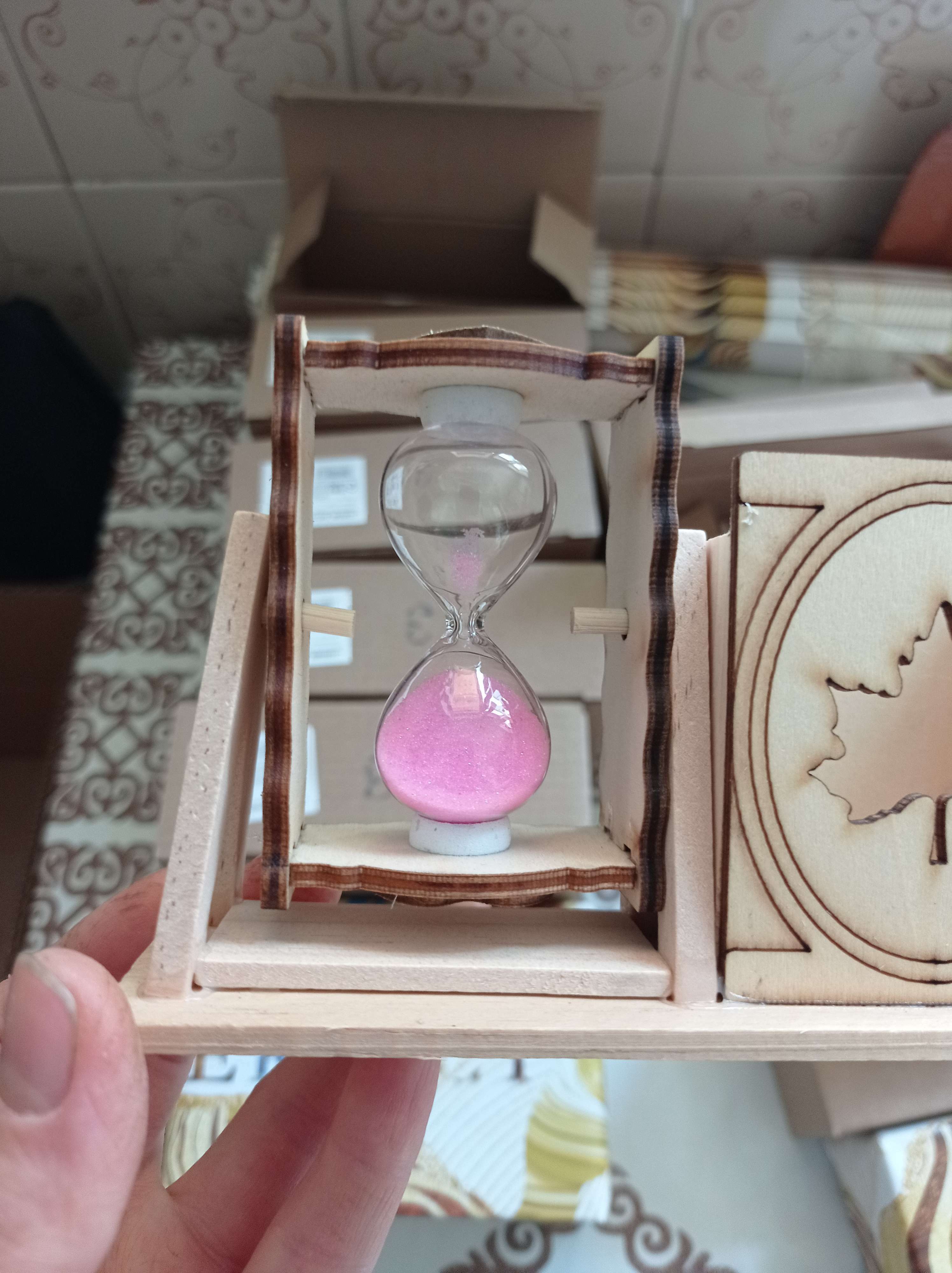 Фотография покупателя товара Песочные часы "Кленовый лист", сувенирные, с карандашницей, 10 х 13.5 см, микс - Фото 1