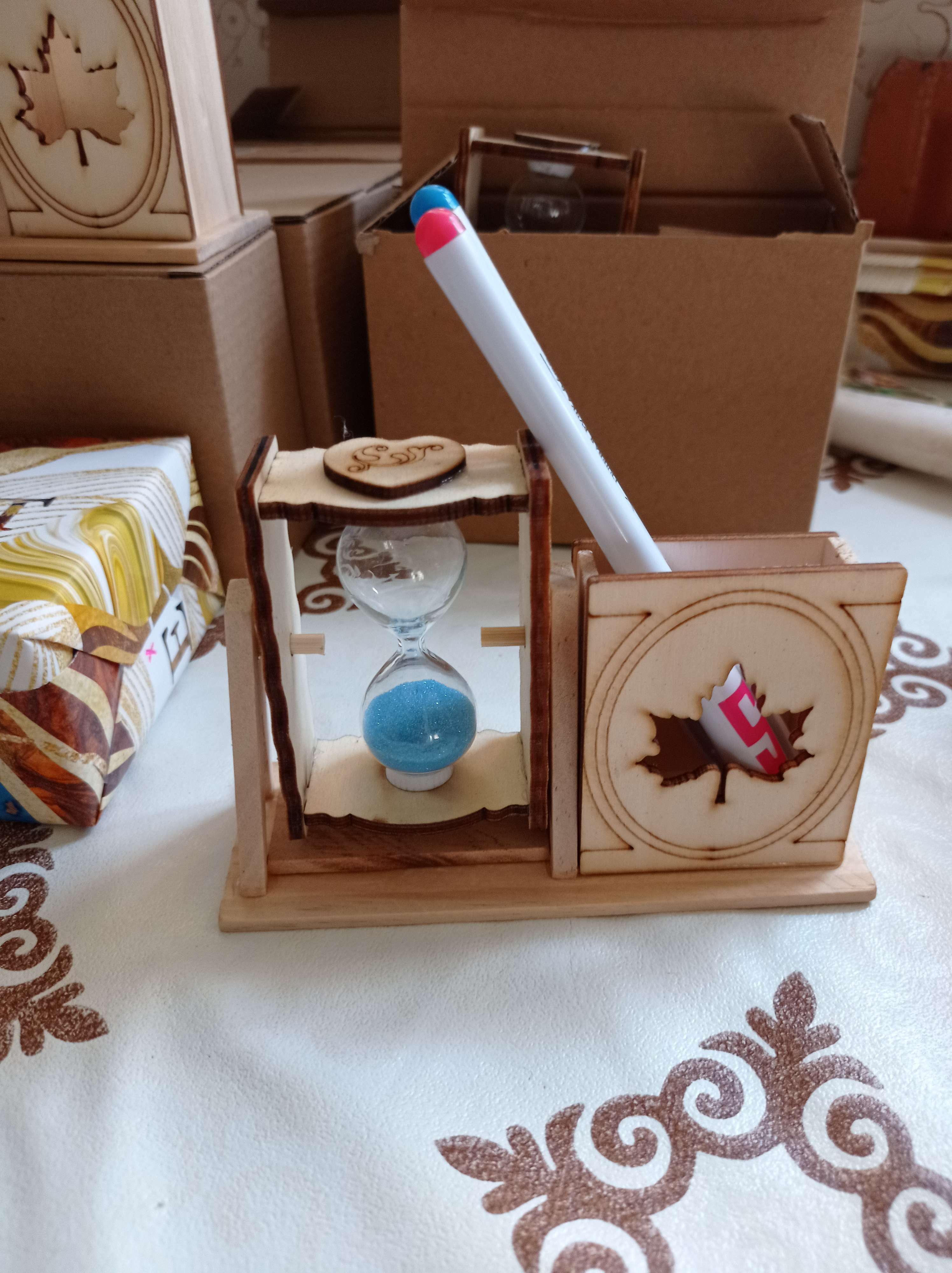 Фотография покупателя товара Песочные часы "Кленовый лист", сувенирные, с карандашницей, 10 х 13.5 см, микс - Фото 3