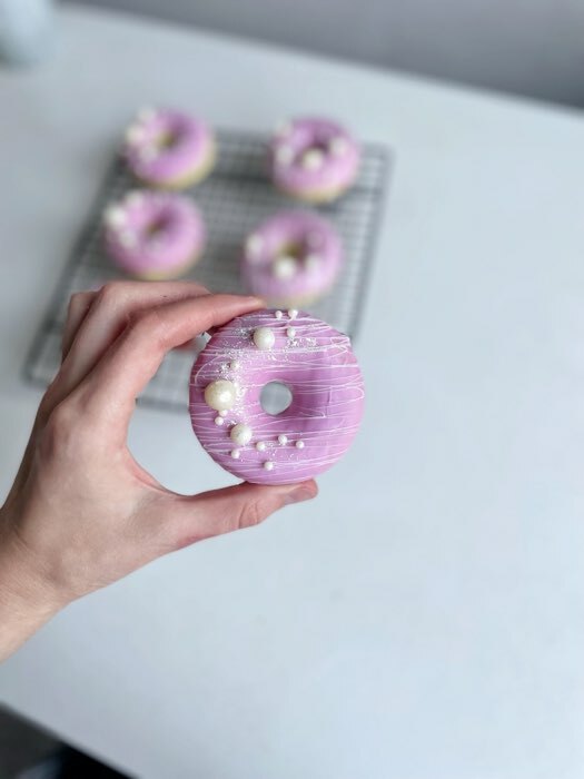 Фотография покупателя товара Форма для выпечки Доляна «Пончик», силикон, 26×18 см, 6 ячеек, 7×2,8 см, цвет розовый - Фото 4