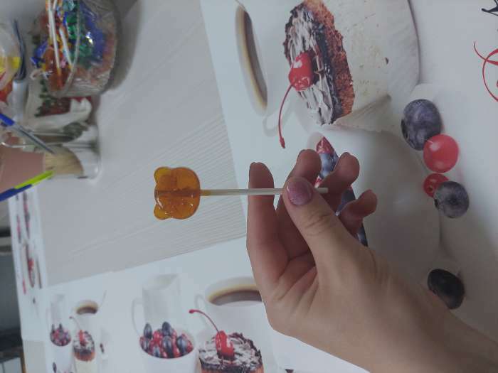 Фотография покупателя товара Форма для леденцов «Зверята», силикон, 14×14×1,4 см, 8 ячеек, с палочками, цвет МИКС - Фото 11