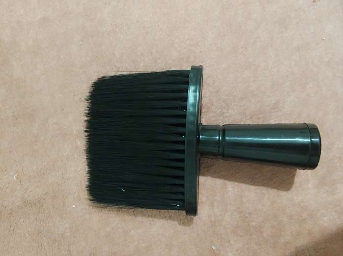 Фотография покупателя товара Щётка-сметка для удаления волос, 14 × 9 (+/- 1) см, цвет чёрный - Фото 2