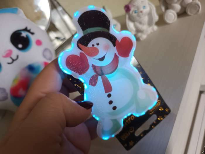 Фотография покупателя товара Светодиодная игрушка на липучке «Снеговик в шляпе» 7 × 10 см, батарейки LR44х3, свечение мульти - Фото 3