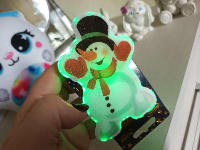 Фотография покупателя товара Светодиодная игрушка на липучке «Снеговик в шляпе» 7 × 10 см, батарейки LR44х3, свечение мульти