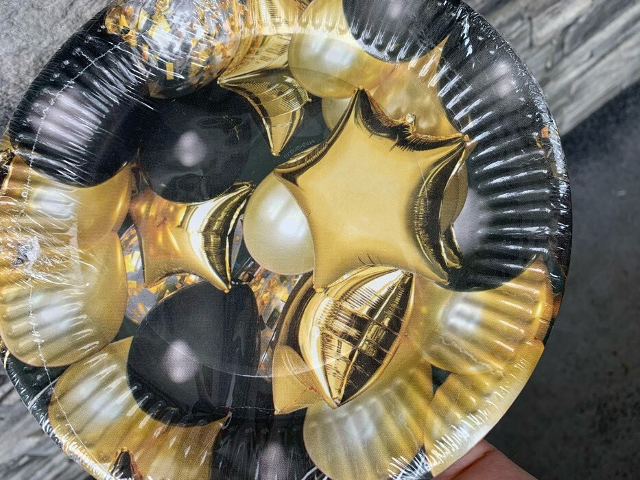 Фотография покупателя товара Тарелка одноразовая бумажная "Черное золото", шары, 18 см - Фото 1