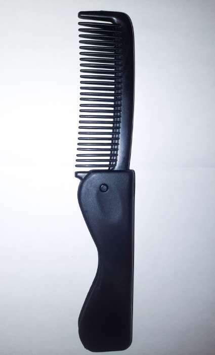 Фотография покупателя товара Расчёска складная, 17,5 × 3 см, цвет чёрный - Фото 7