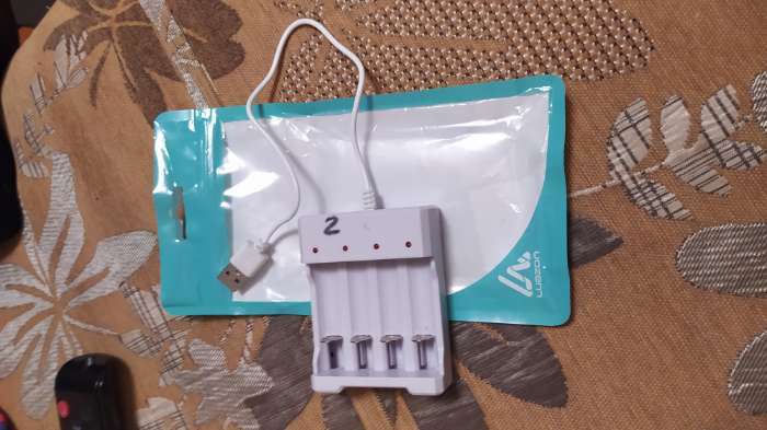 Фотография покупателя товара Зарядное устройство LuazON для 4х аккумуляторов АА или ААА UC-24, USB, ток заряда 250 мА, белое