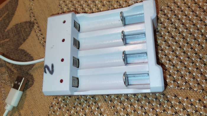 Фотография покупателя товара Зарядное устройство LuazON для 4х аккумуляторов АА или ААА UC-24, USB, ток заряда 250 мА, белое - Фото 3