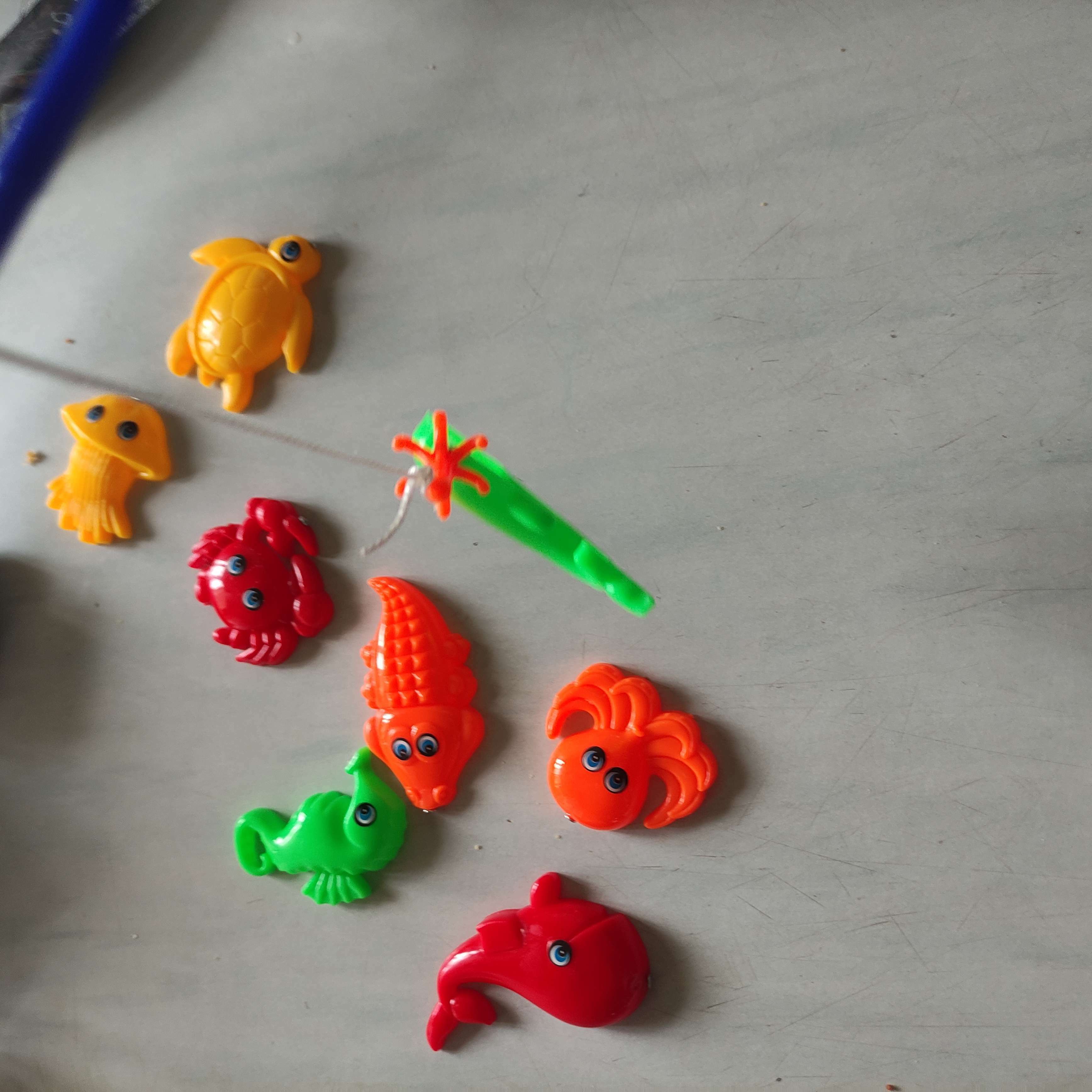 Фотография покупателя товара Магнитная рыбалка для детей «Морские жители», 10 предметов: 1 удочка, 1 сачок, 8 игрушек, цвета МИКС - Фото 6