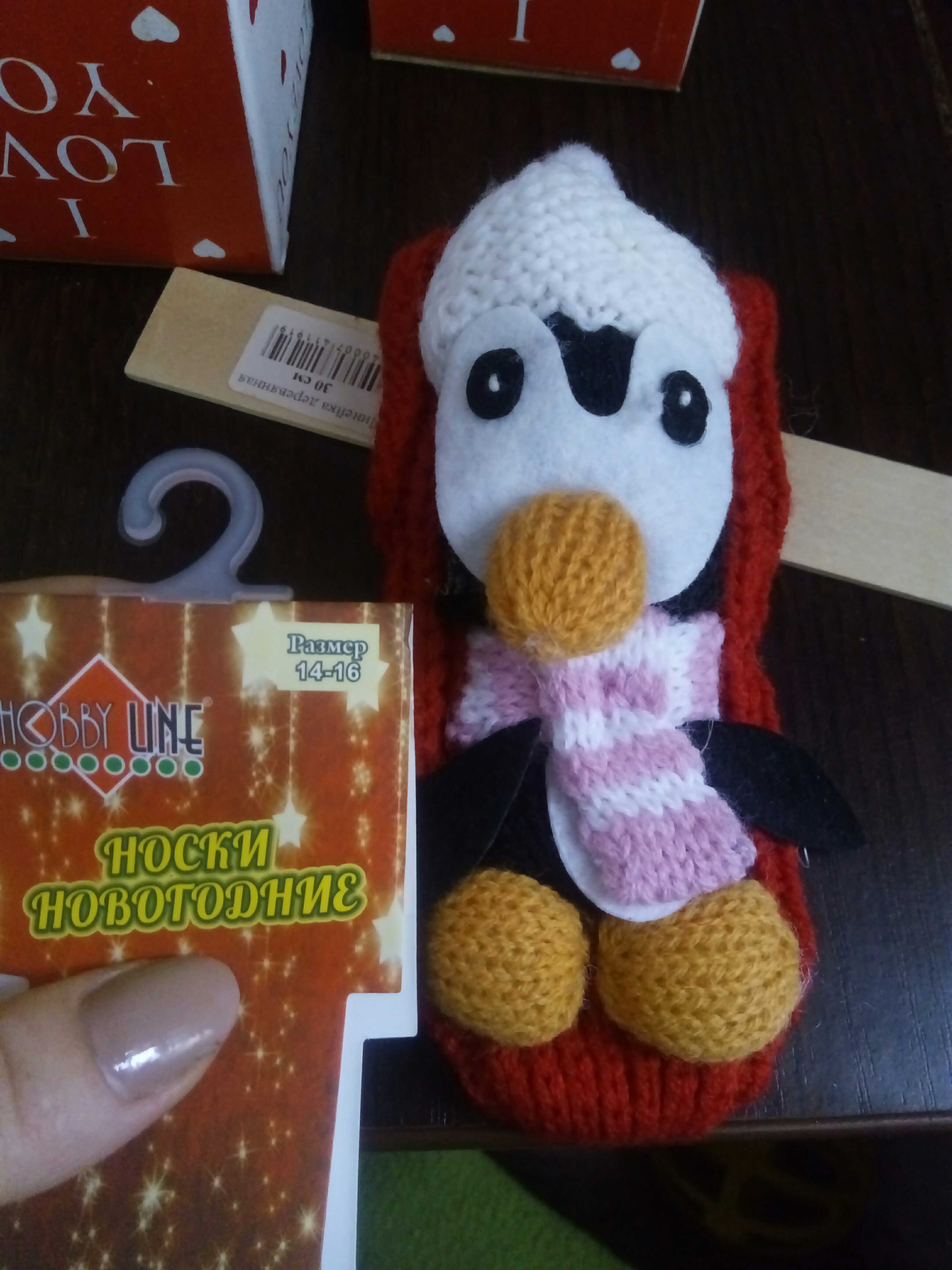 Фотография покупателя товара Носки новогодние детские вязаные, «Пингвин 3Д», цвет красный, размер 14-16 - Фото 2