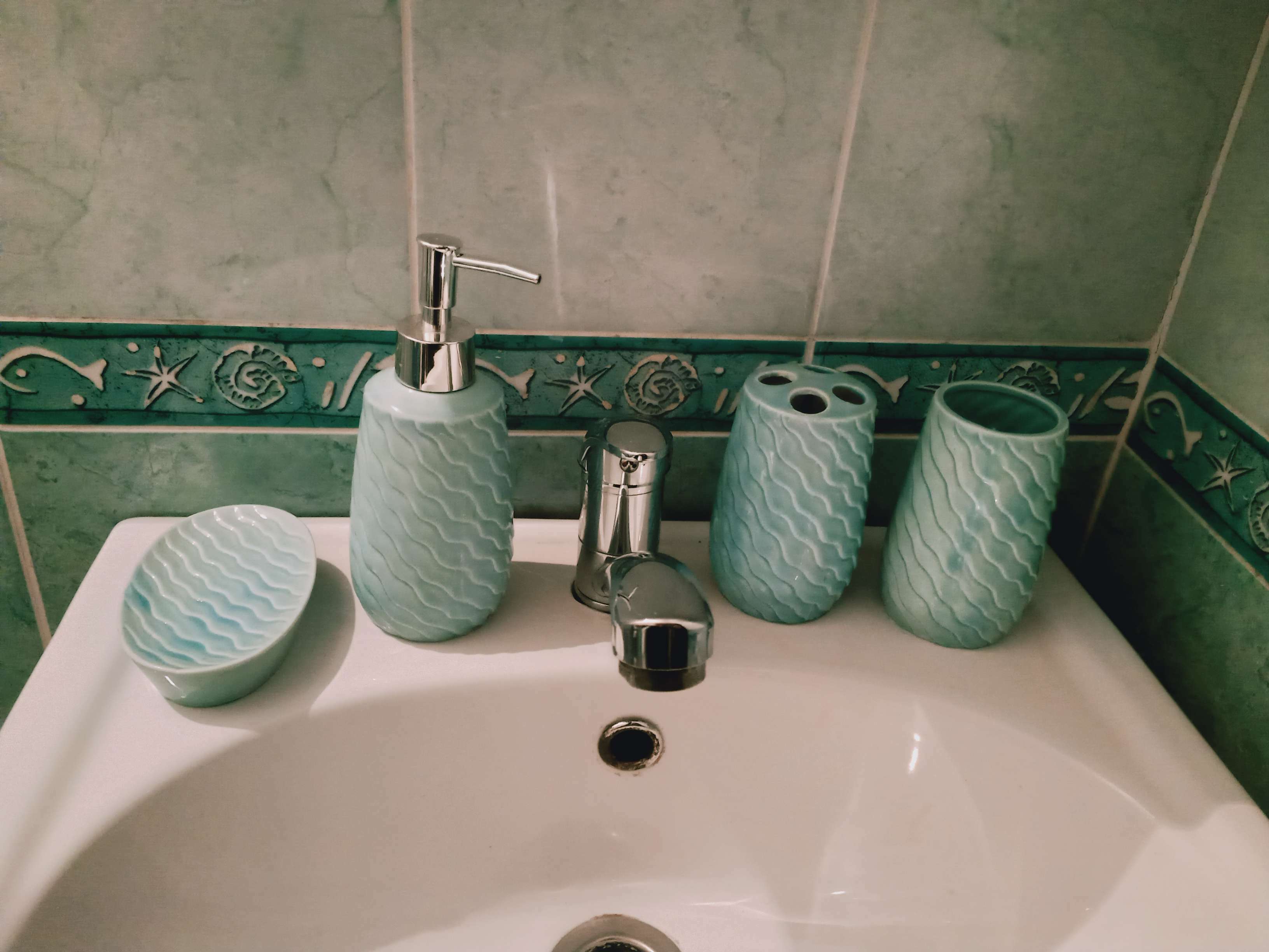 Фотография покупателя товара Набор аксессуаров для ванной комнаты Доляна «Волны», 4 предмета (дозатор 400 мл, мыльница, 2 стакана), цвет голубой - Фото 1