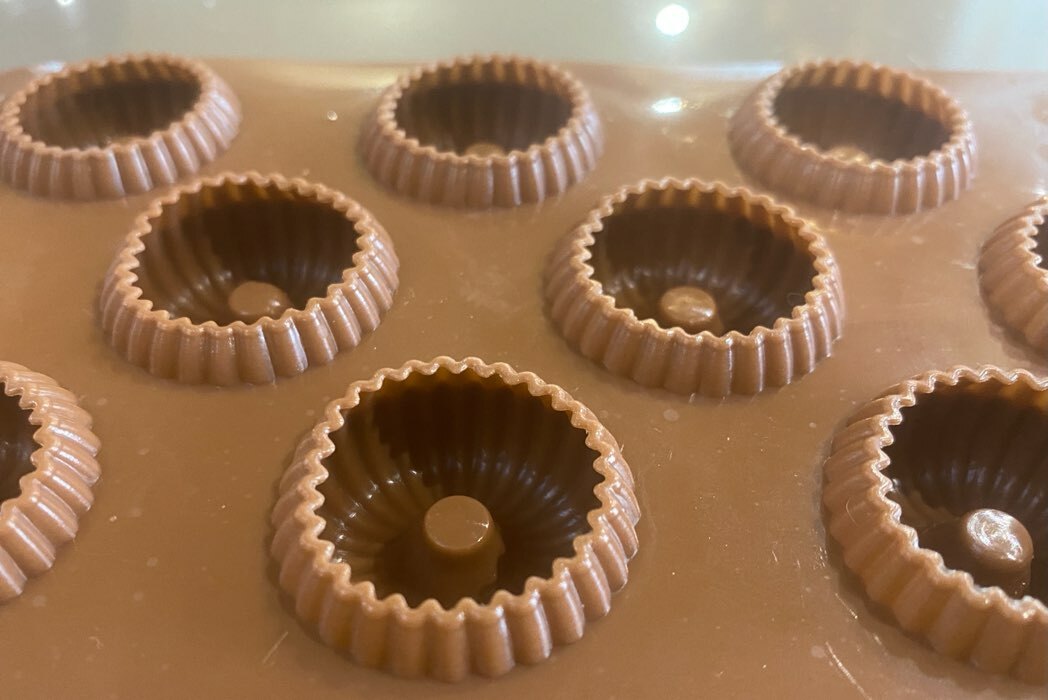 Фотография покупателя товара Форма для шоколада Доляна «Пончики», силикон, 15.5×1.3 см, 7 ячеек, МИКС - Фото 3